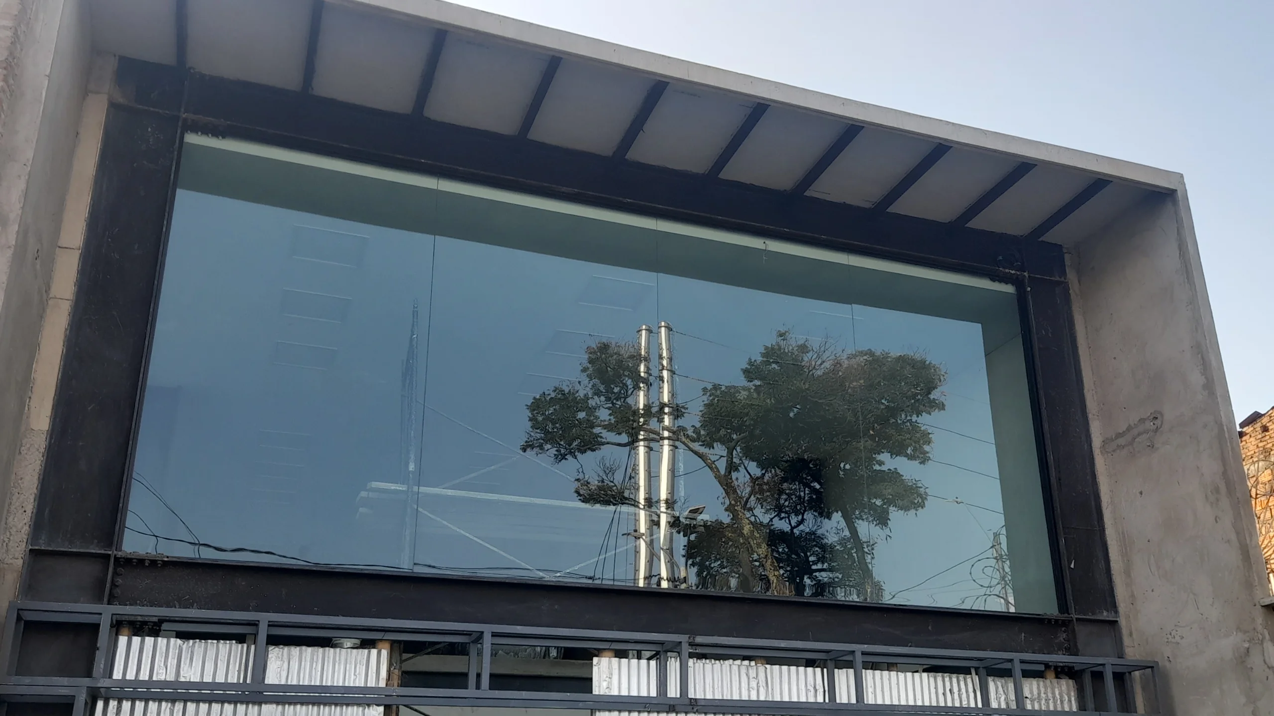 Fachada comercial en Vidrio Templado