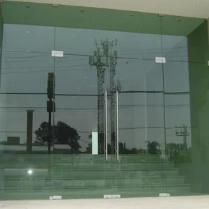 Fachada en vidrio templado y acero inoxidable